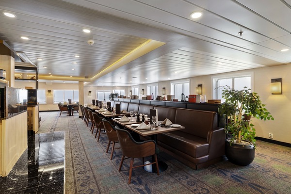 HX Hurtigruten Expeditions, MS Spitsbergen, Aune 2.jpg